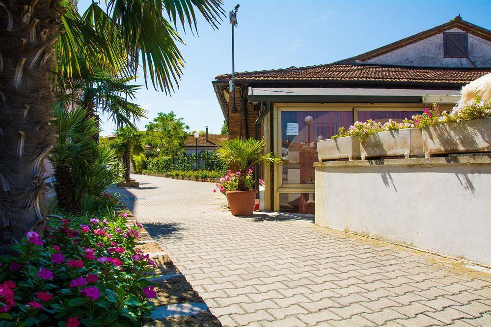 Aparthotel Costa Paradiso Lido Adriano Exterior foto