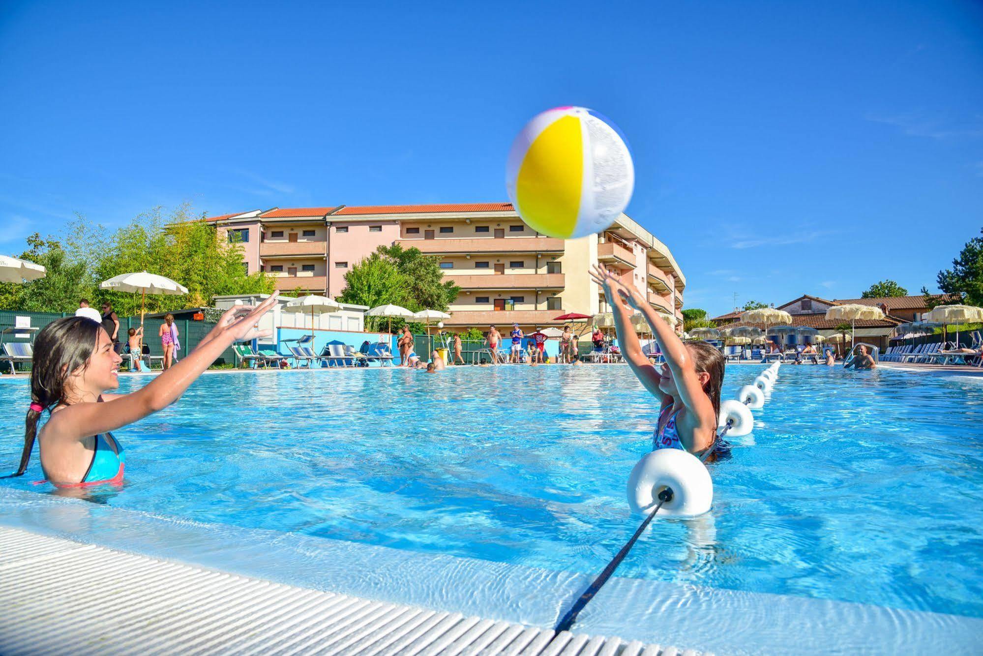 Aparthotel Costa Paradiso Lido Adriano Exterior foto