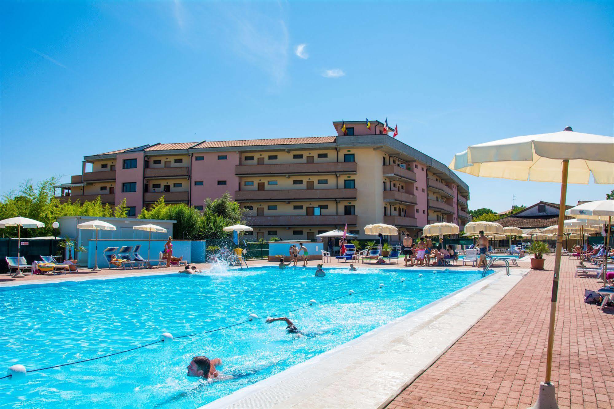 Aparthotel Costa Paradiso Lido Adriano Exterior foto